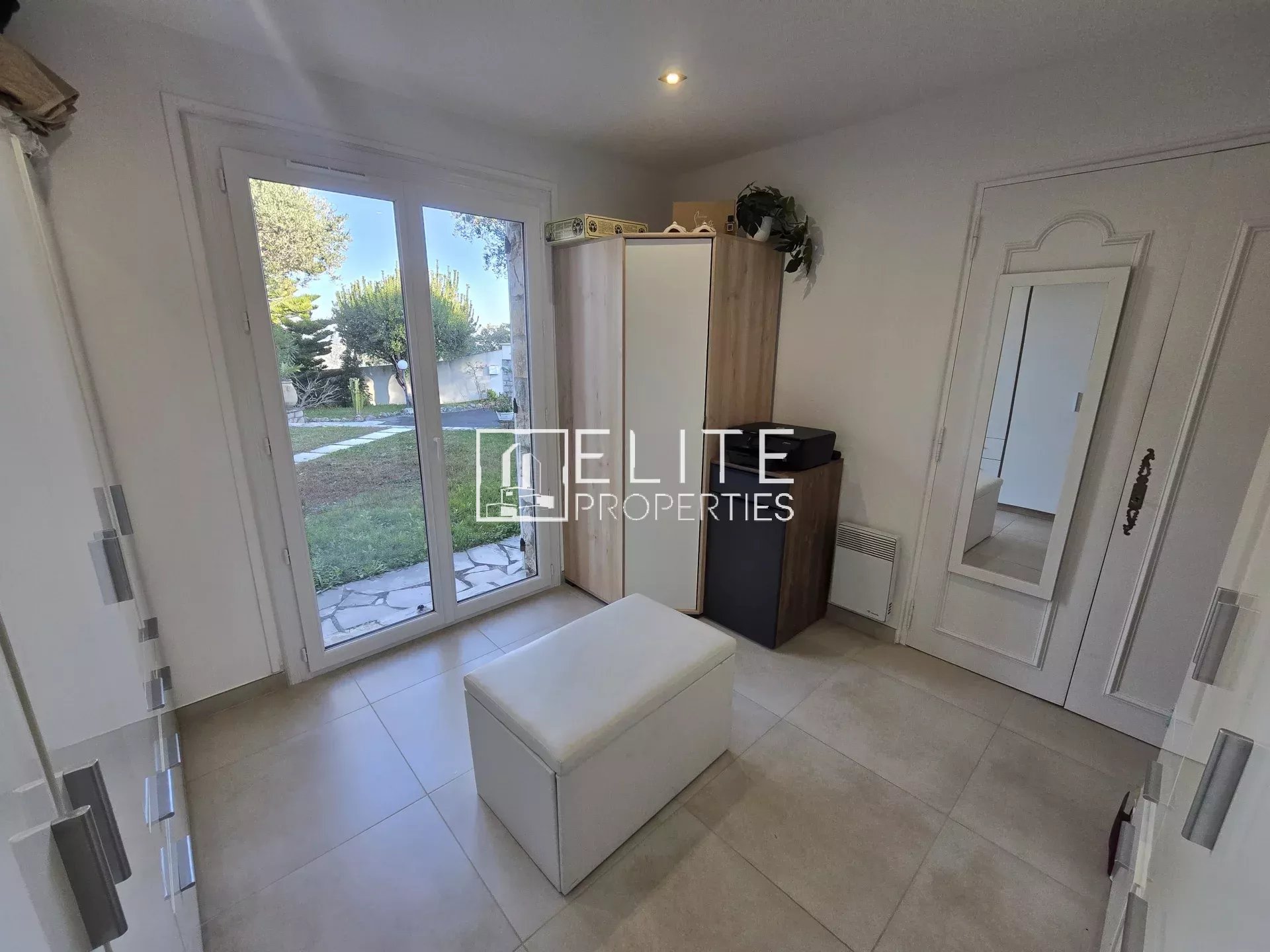 Intérieur de villa à Tanneron Intérieur d'une villa à Tanneron avec un espace d'entrée lumineux et un meuble de rangement.