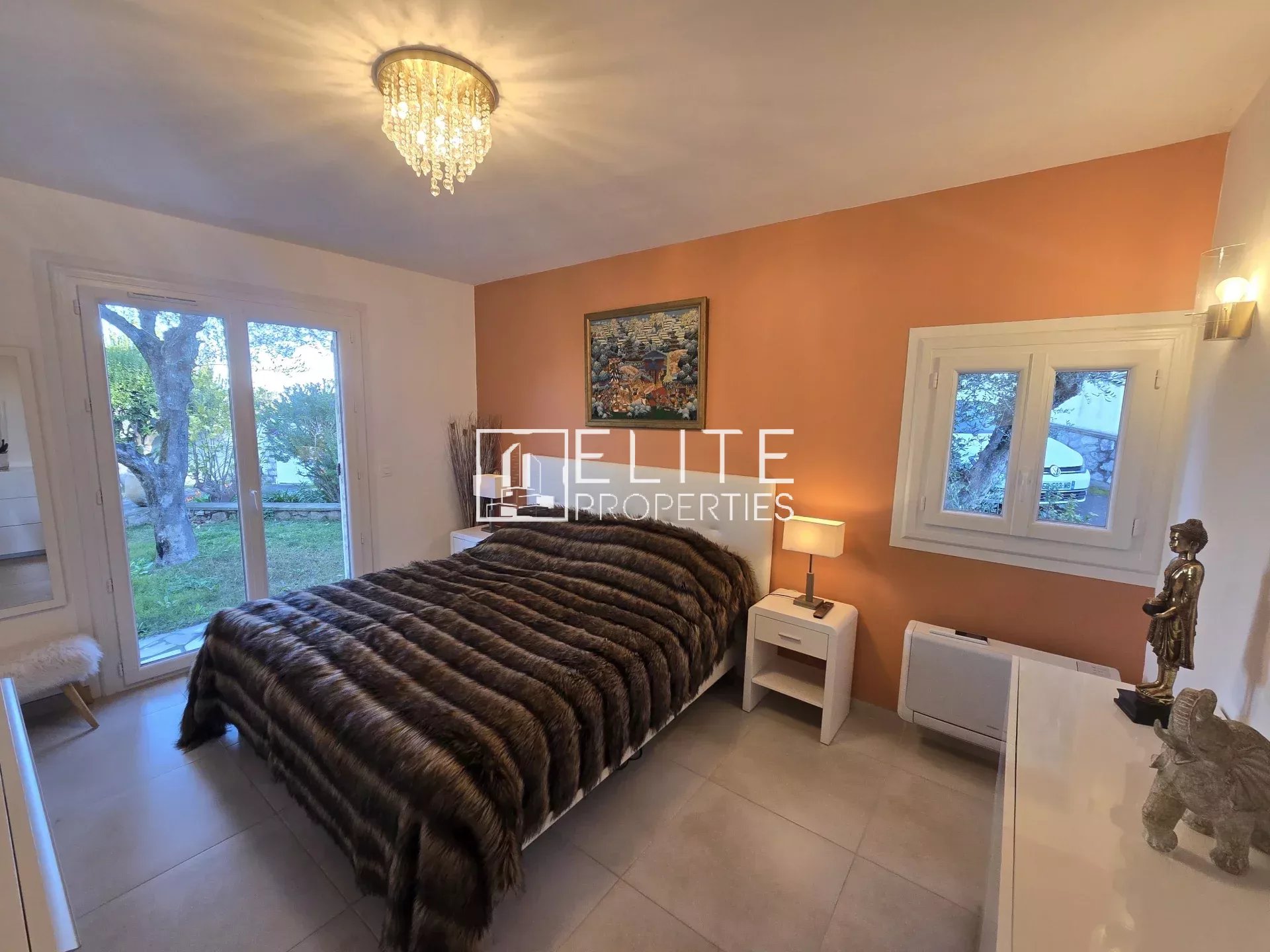 Chambre dans une villa à Tanneron Chambre d'une villa à Tanneron avec lit double et fenêtres donnant sur le jardin.