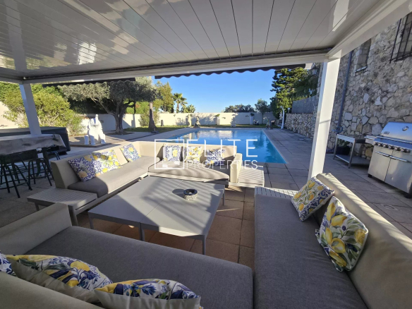 Terrasse avec salon et piscine dans une villa à Tanneron.