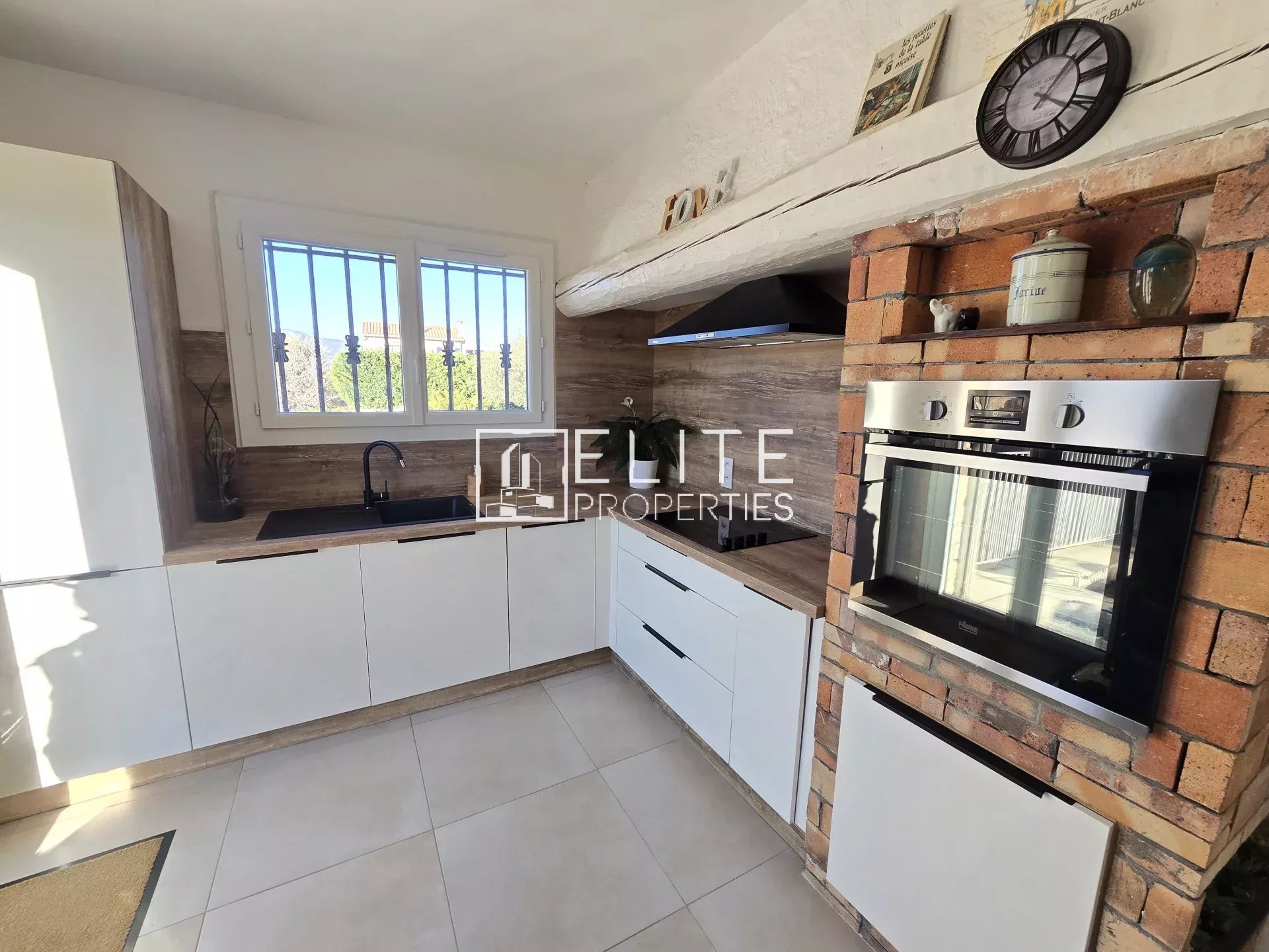 Cuisine de la villa à Tanneron Cuisine moderne dans une villa rénovée à Tanneron, avec éléments en pierre et équipements récents.