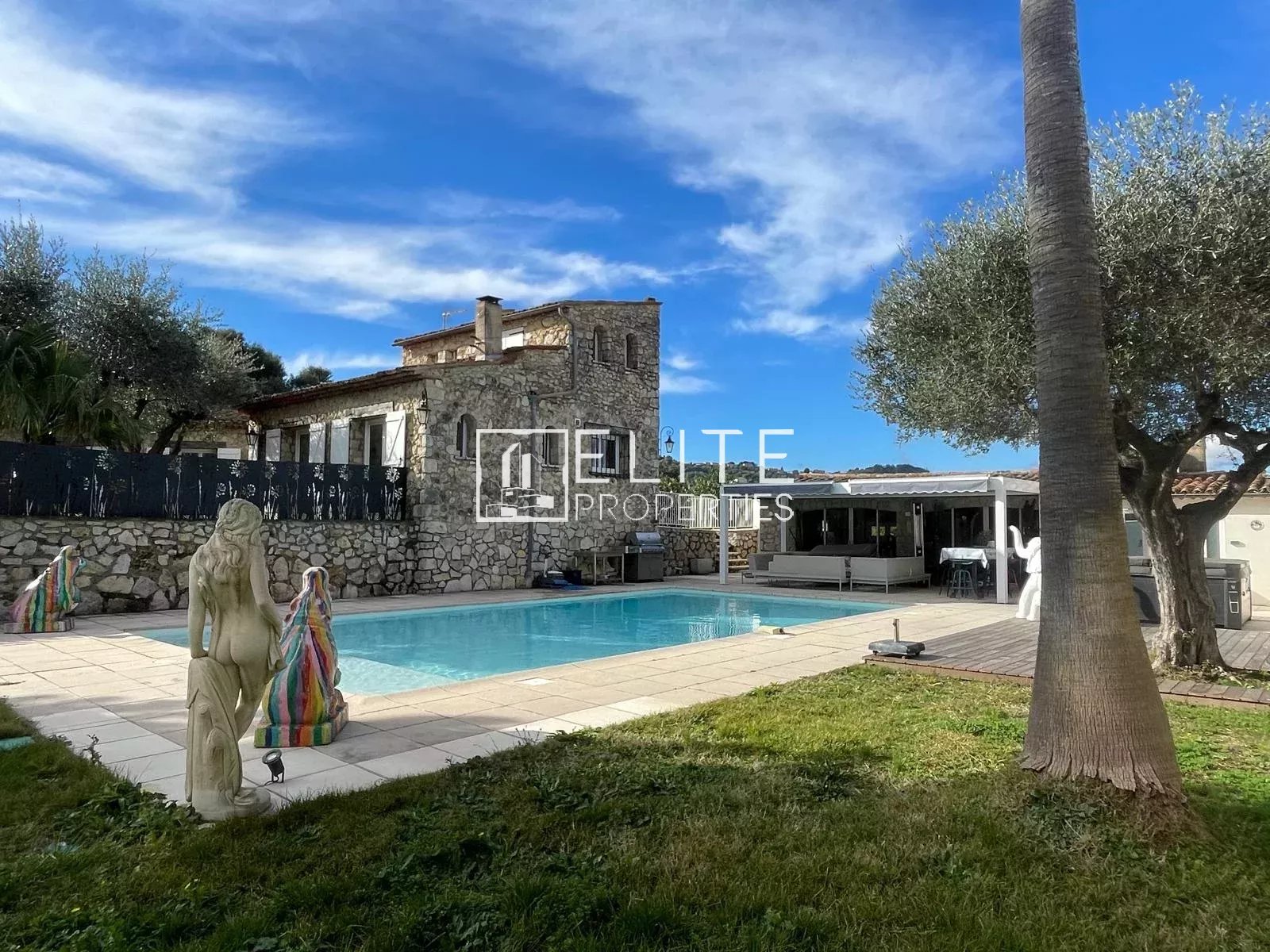Villa 7 pièces avec piscine à Tanneron Villa en pierre rénovée avec piscine et jacuzzi à Tanneron, vue dégagée, terrain de 1440m².