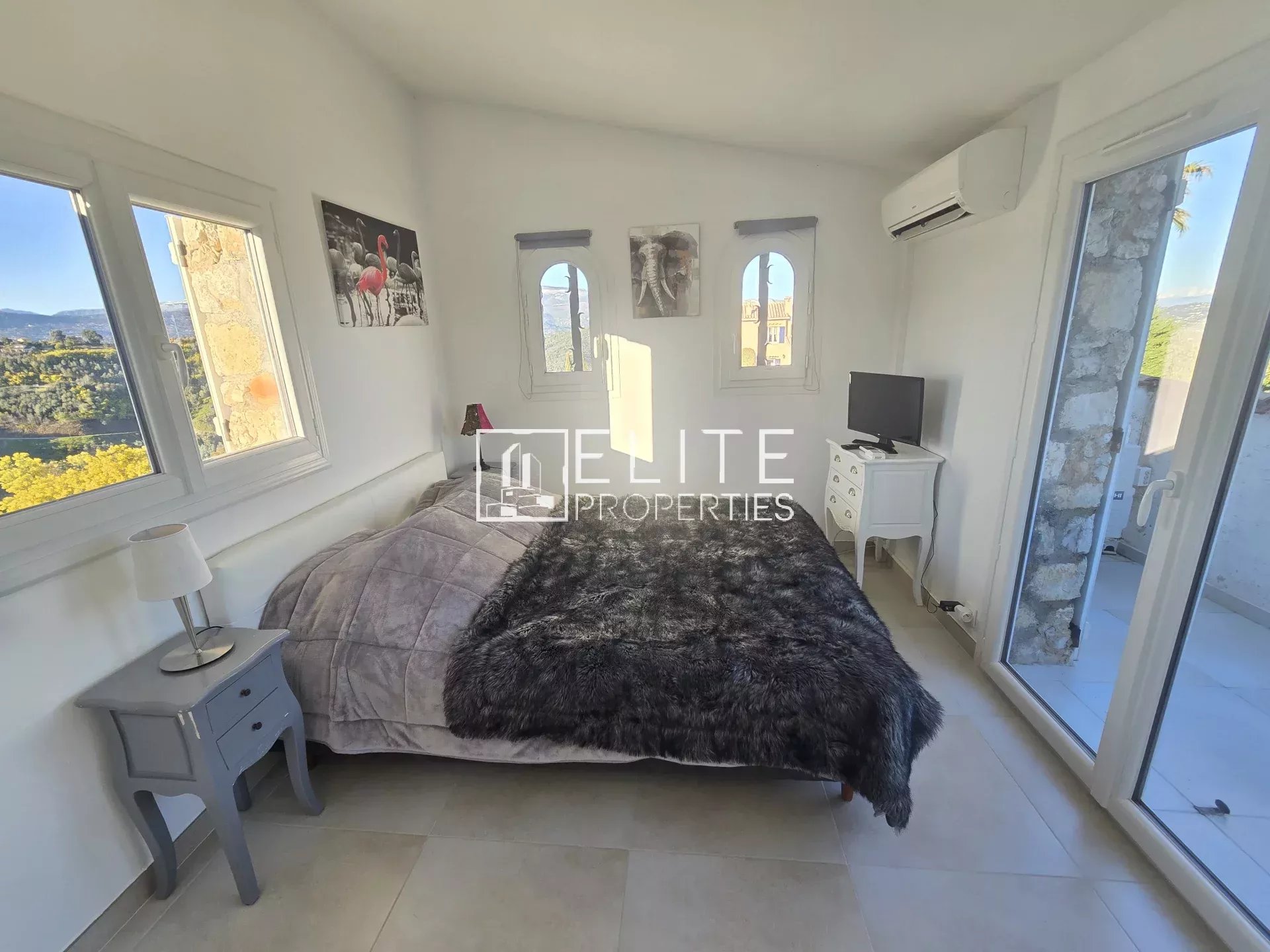 Chambre de villa à Tanneron Chambre d'une villa à Tanneron avec vue dégagée, lit double et accès à une terrasse.