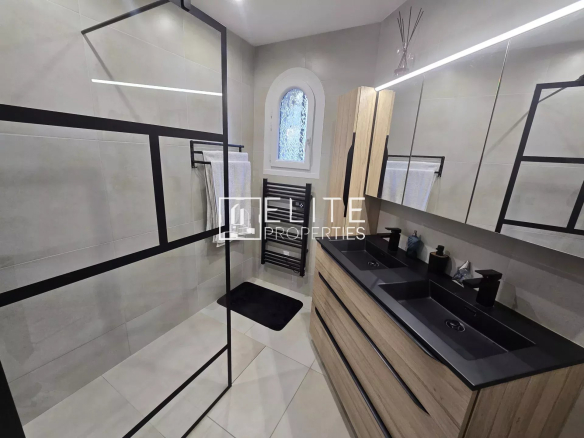 Salle de bain moderne avec douche à l'italienne et double vasque.