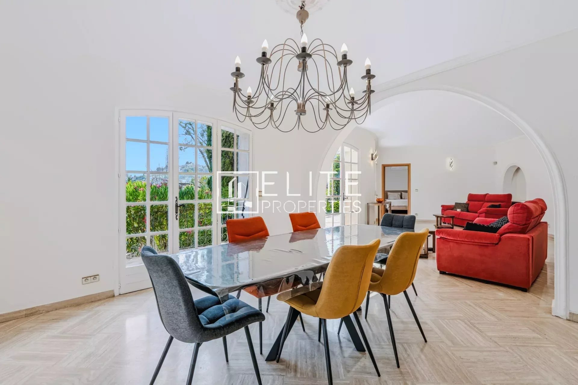 Intérieur d’une maison de charme à Mandelieu-la-Napoule Intérieur d'une maison avec salle à manger et salon lumineux, décor moderne.