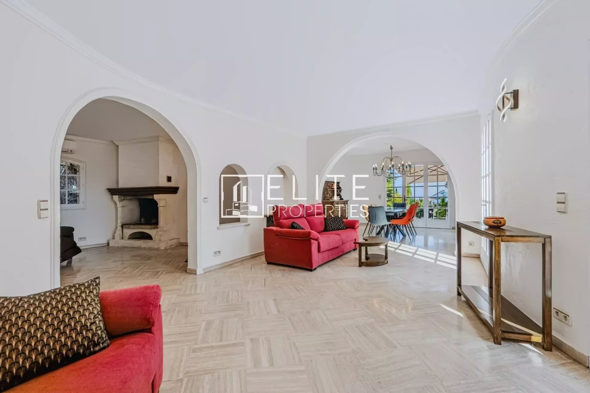 Intérieur d’une maison de charme Intérieur d'une maison de charme avec deux séjours et une salle à manger lumineuse.