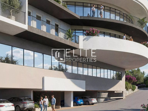 Immeuble commercial à Grasse avec stationnement et terrasses.