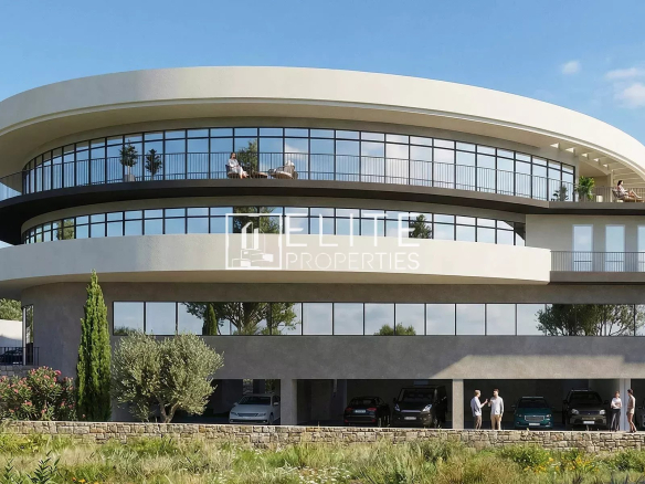 Immeuble moderne avec grandes baies vitrées, espace commercial au rez-de-chaussée à Grasse.
