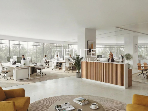 Intérieur d'un espace de travail moderne avec bureaux et réception.