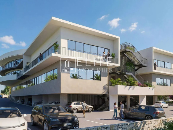 Immeuble commercial à Grasse avec stationnement et accès à plusieurs niveaux.