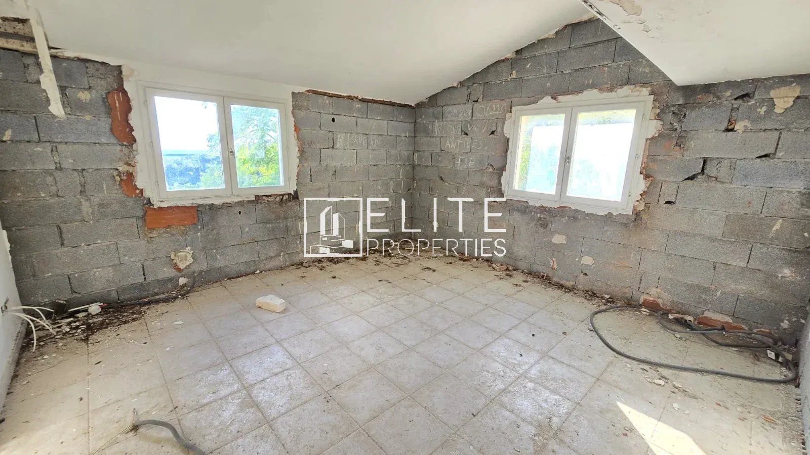 Intérieur d’une maison à rénover à Vallauris Intérieur d'une maison abandonnée à rénover, murs en parpaings, fenêtres avec vue sur la mer.