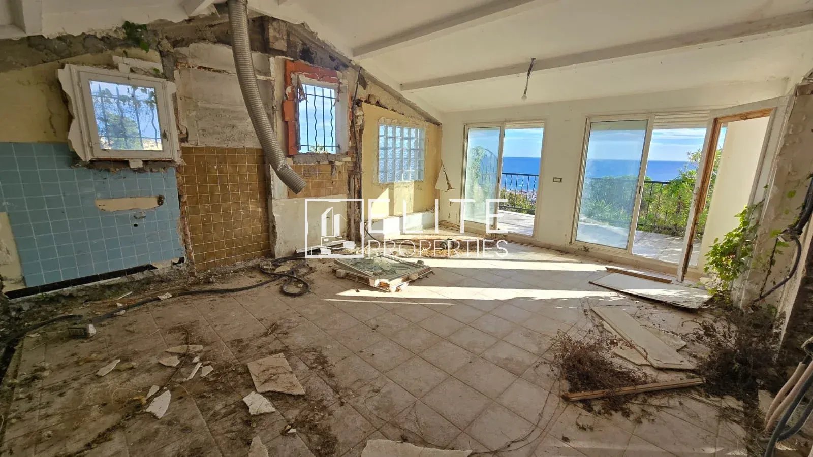 Maison à rénover avec vue mer à Vallauris Intérieur d'une maison individuelle à rénover avec vue sur la mer à Vallauris, pièces en désordre.