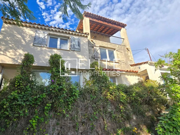 Maison individuelle de 7 pièces à Vallauris, vue mer, nécessitant rénovation.