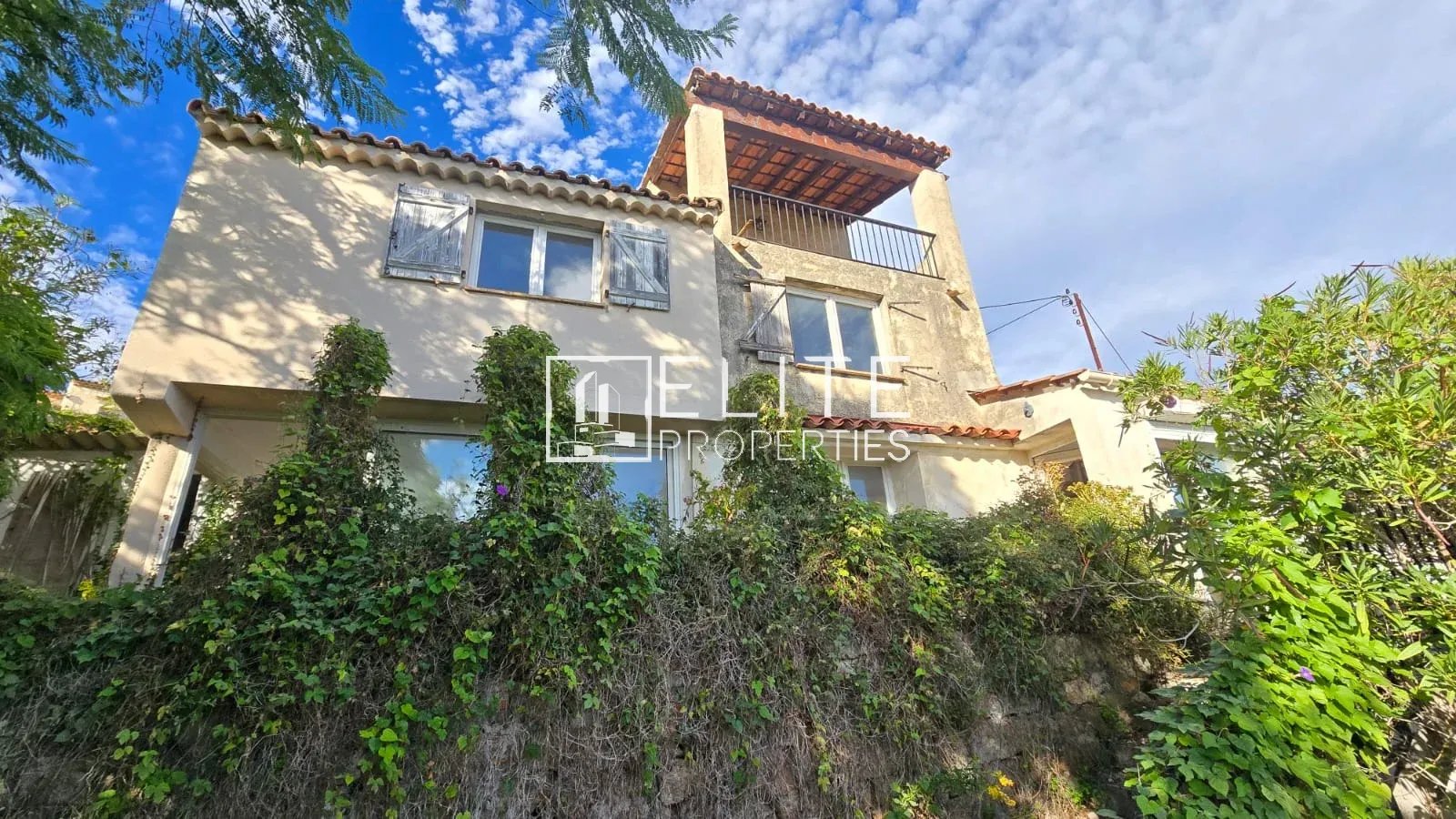 Maison à Vallauris avec vue mer Maison individuelle de 7 pièces à Vallauris, vue mer, nécessitant rénovation.