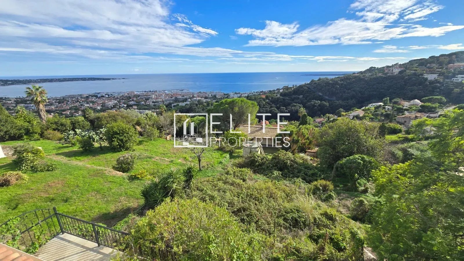 Maison individuelle avec vue mer à Vallauris Vue panoramique sur la mer depuis une maison individuelle à Vallauris, avec un terrain verdoyant.