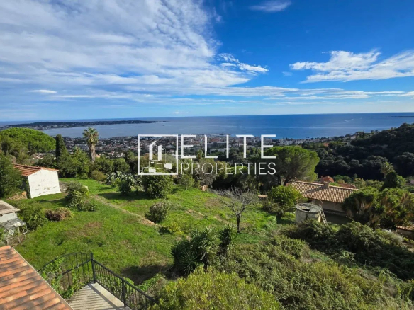 Vue panoramique sur la mer depuis une maison individuelle à Vallauris, avec jardin et terrain.