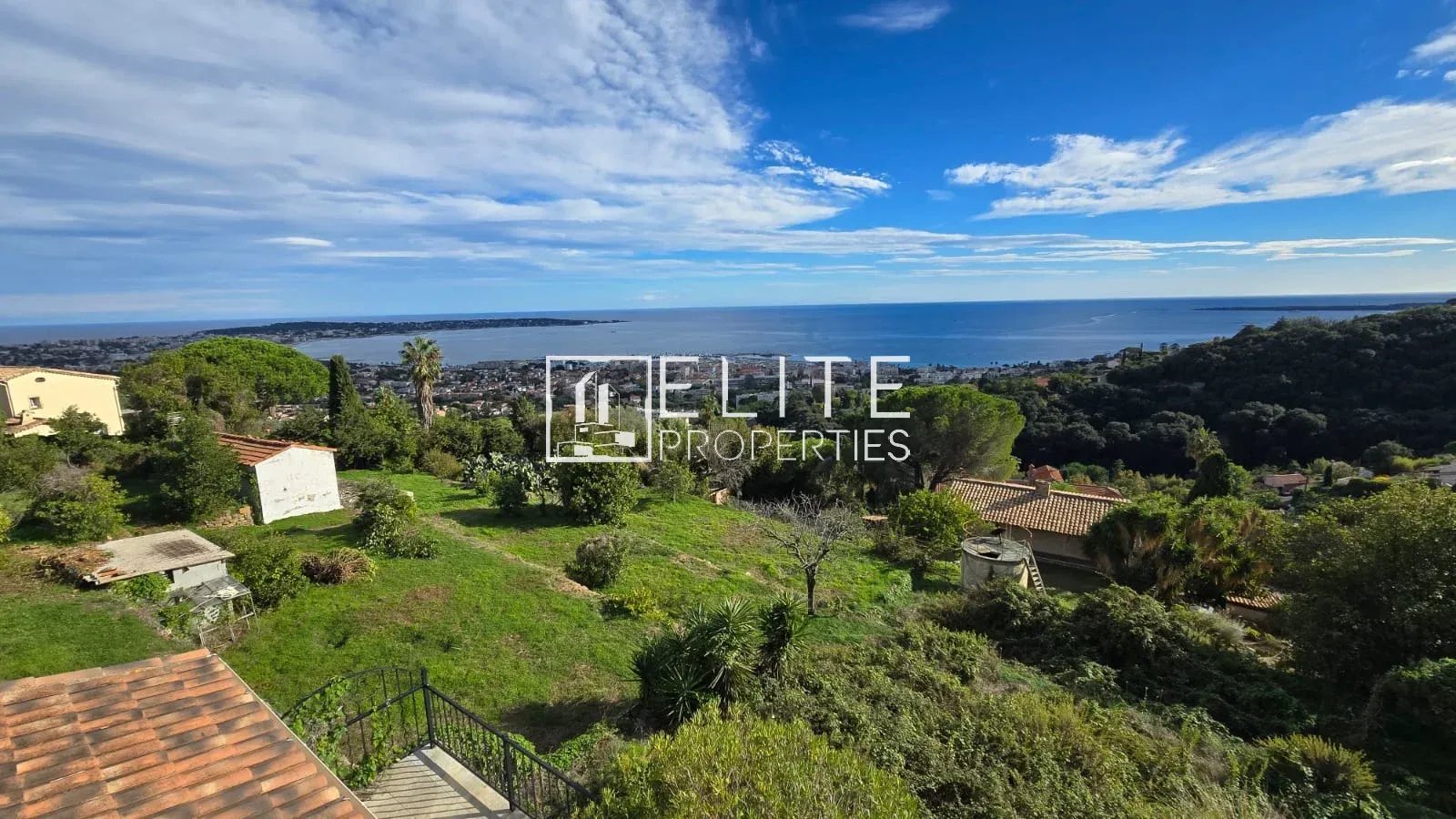 Maison individuelle avec vue mer à Vallauris Vue panoramique sur la mer depuis une maison individuelle à Vallauris, avec jardin et terrain.