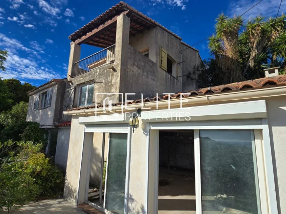 Maison individuelle abandonnée de 7 pièces avec vue mer à Vallauris, nécessitant des rénovations.