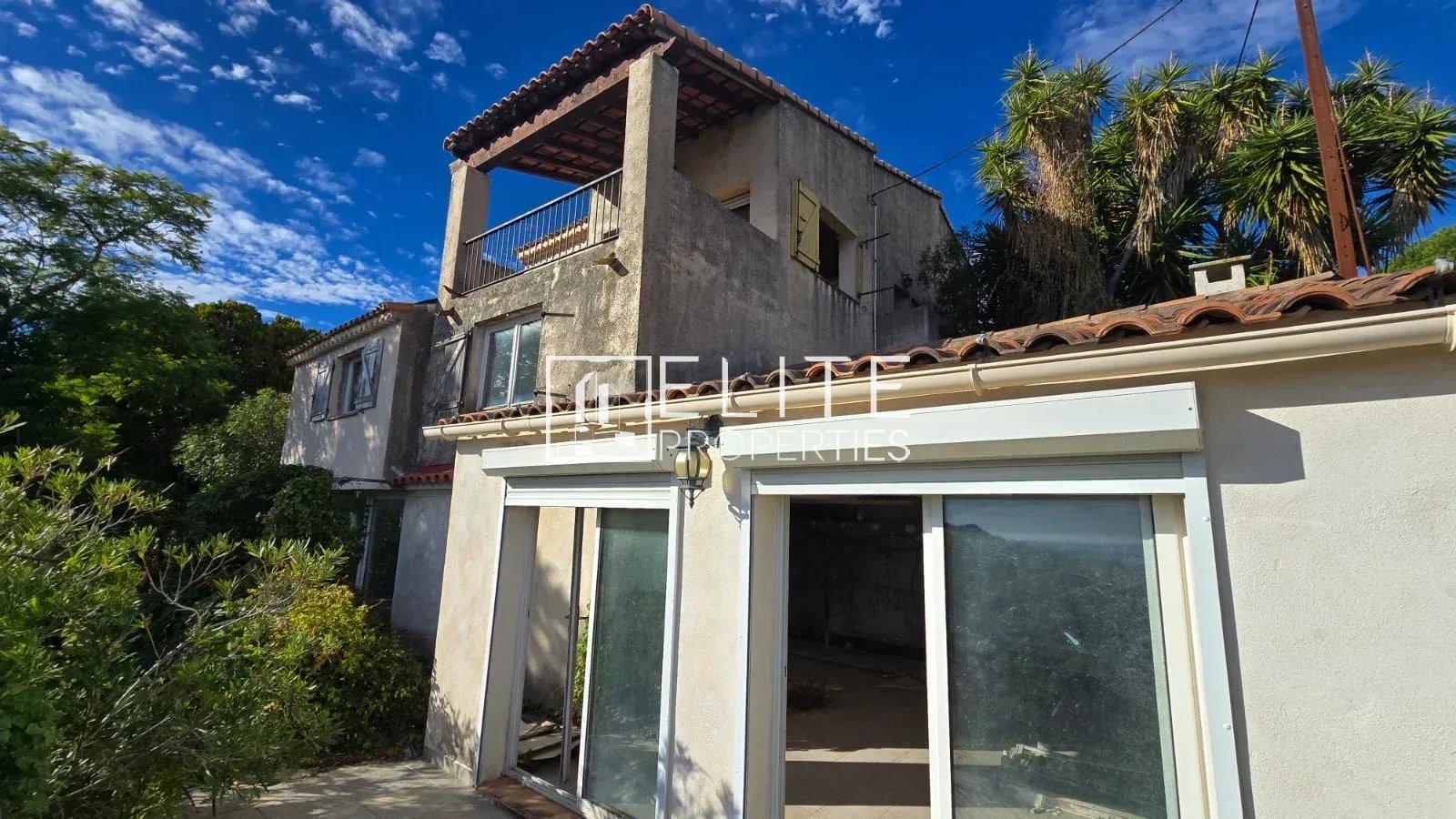 Maison à rénover avec vue mer à Vallauris Maison individuelle abandonnée de 7 pièces avec vue mer à Vallauris, nécessitant des rénovations.