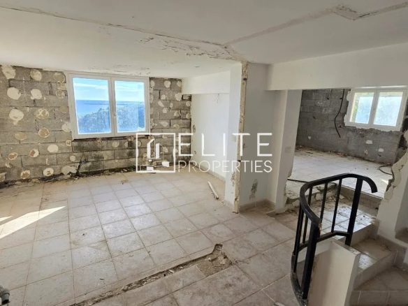Intérieur d'une maison individuelle à rénover avec vue sur la mer, Vallauris.
