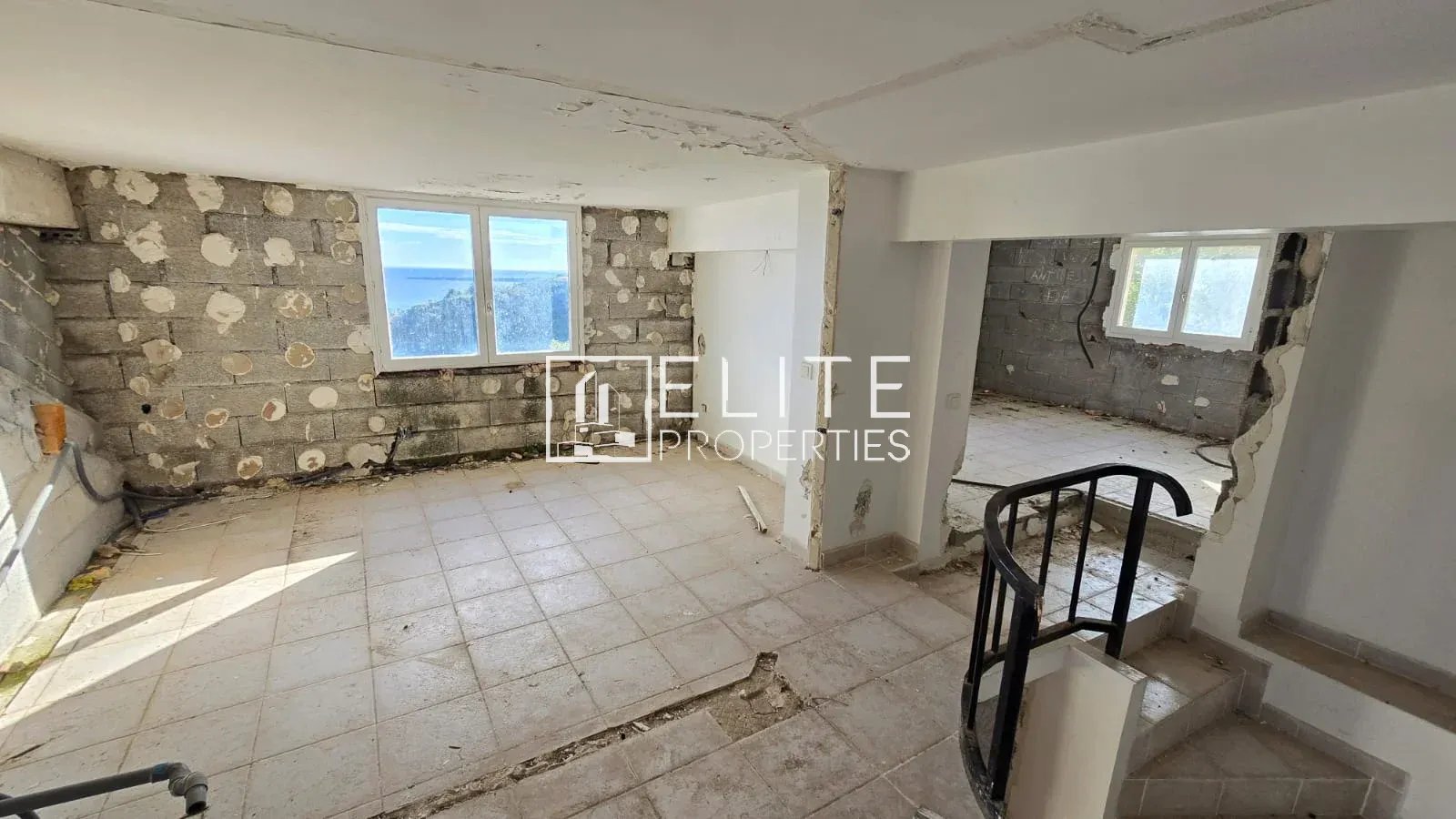 Maison à rénover avec vue mer à Vallauris Intérieur d'une maison individuelle à rénover avec vue sur la mer, Vallauris.