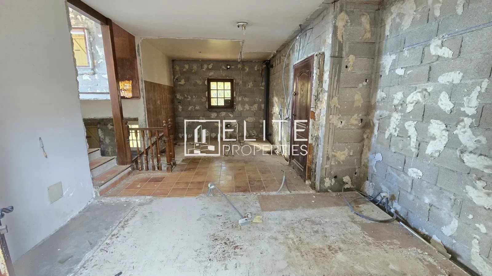 Maison à rénover à Vallauris Intérieur d'une maison individuelle à rénover, murs en béton et carrelage au sol.