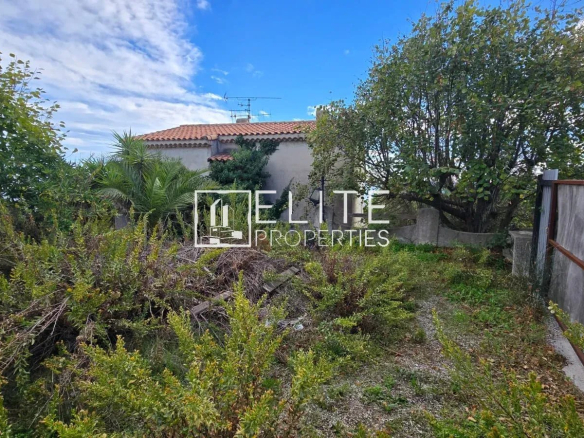 Terrain en friche avec végétation dense devant une maison abandonnée à Vallauris.