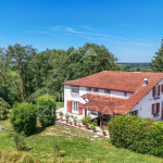 Entre mer et montagnes, ancienne ferme en lisière de forêt / 7 hectares Pays-Basque
