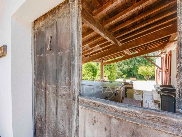 Between sea and mountains, old farm on the edge of the forest / 7 hectares of the Passeniens Casqueque