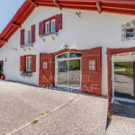 Entre mer et montagnes, ancienne ferme en lisière de forêt / 7 hectares Pays-Basque