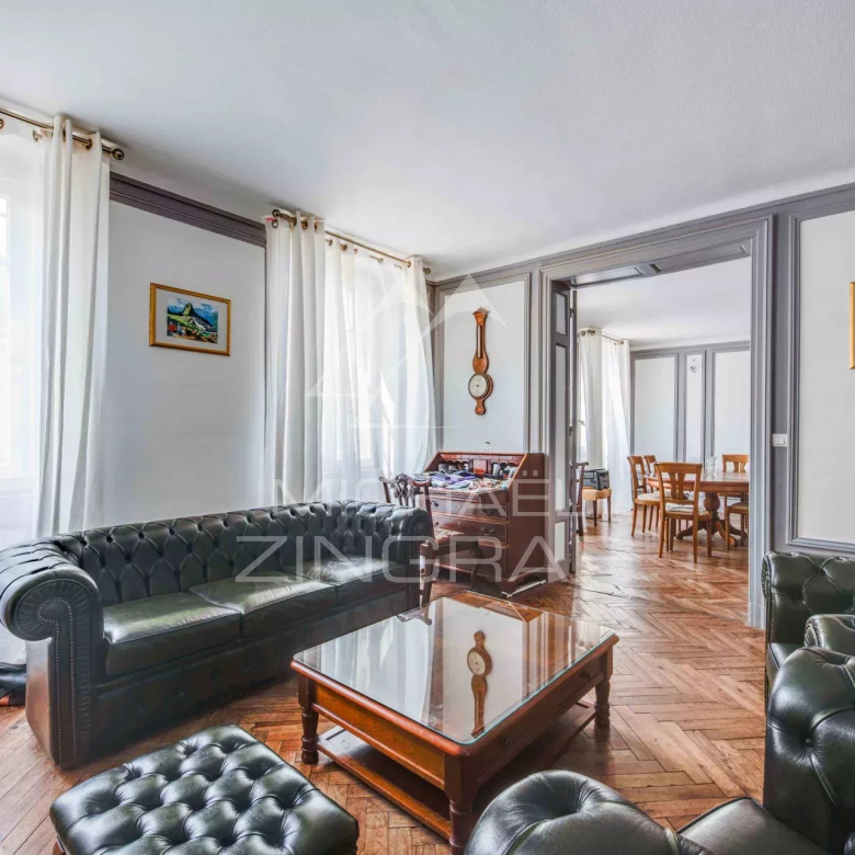 Beautiful investment property with commercial premises in the heart of Bayonne and close to the Nive River