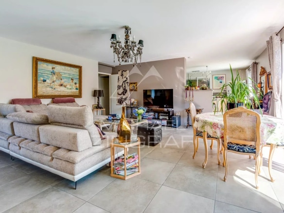 Interior of a bright 4-room apartment with living room, dining room and access to the terrace.