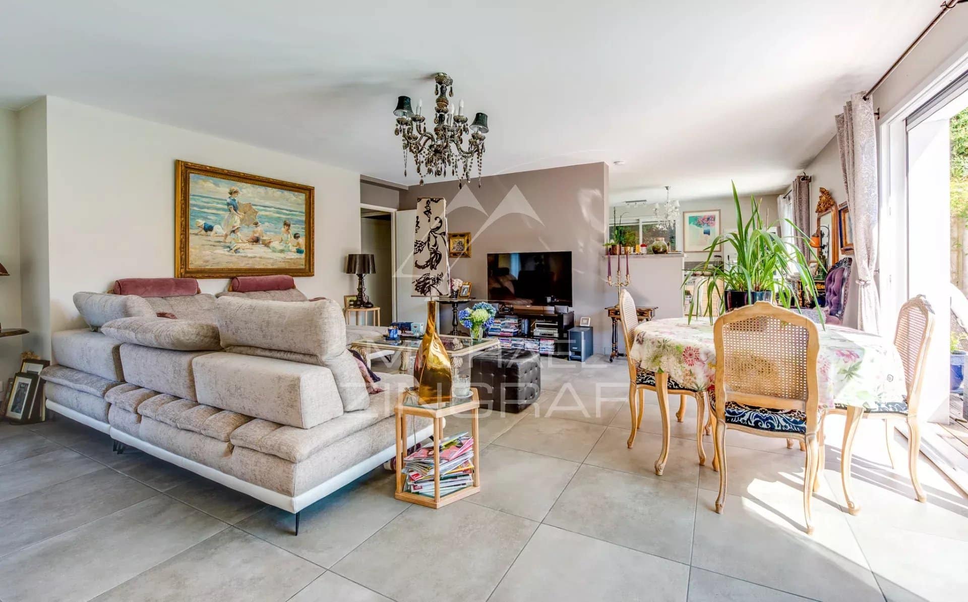Bright 4-room apartment in Anglet Interior of a bright 4-room apartment with living room, dining room and access to the terrace.