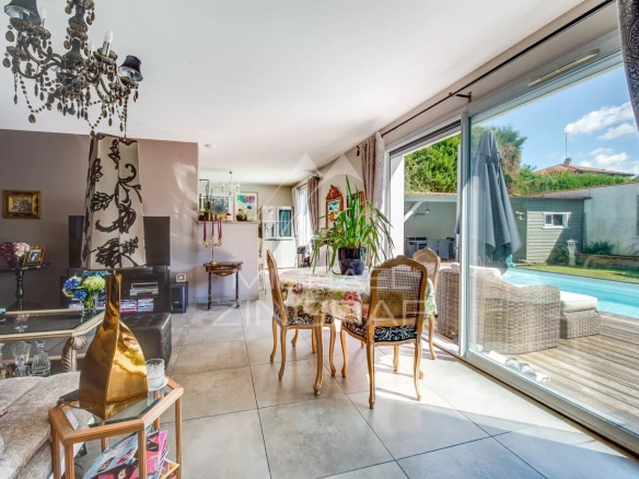 Interior of a bright 4-room apartment with dining room and access to private pool.