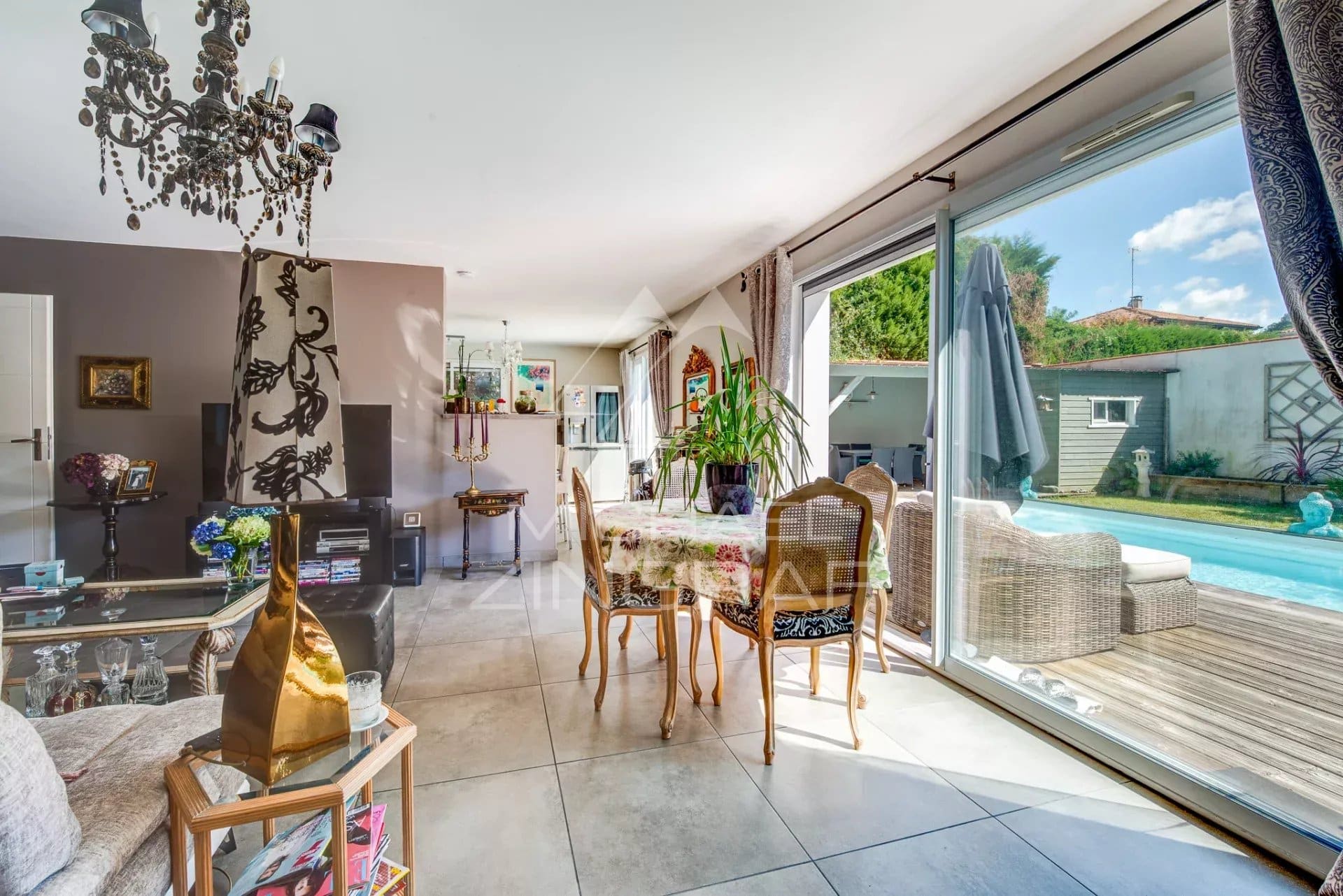 Bright 4-room apartment in Anglet Interior of a bright 4-room apartment with dining room and access to private pool.