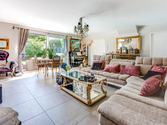 Bright living room of a 4-room apartment with sofa, table and access to the terrace.