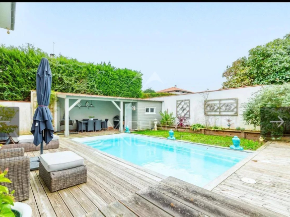 Terrace with private pool and garden furniture in a 4-room apartment in Anglet.