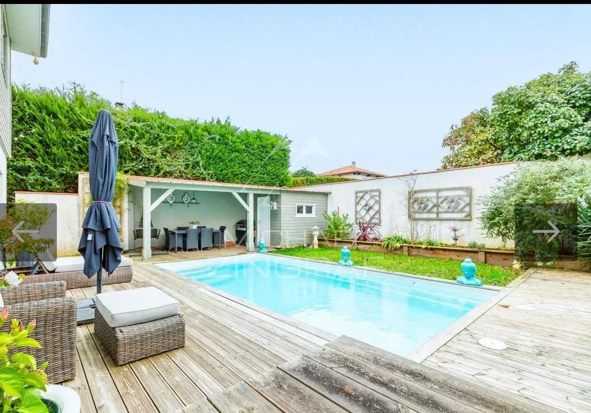 4-room apartment with private pool Terrace with private pool and garden furniture in a 4-room apartment in Anglet.