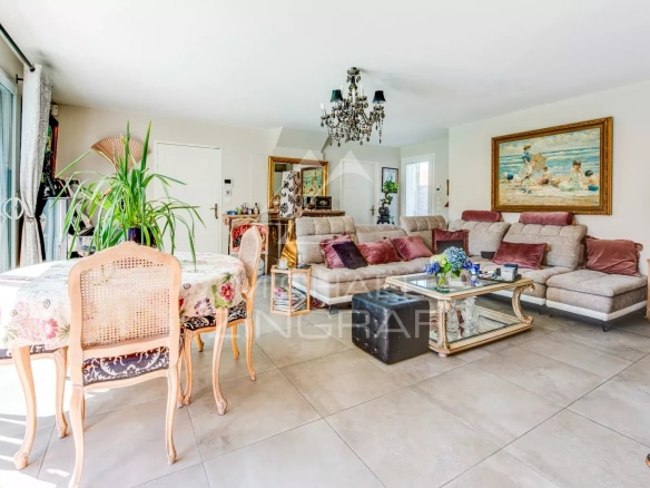Interior of a bright 4-room apartment with living room, dining room and access to a terrace.