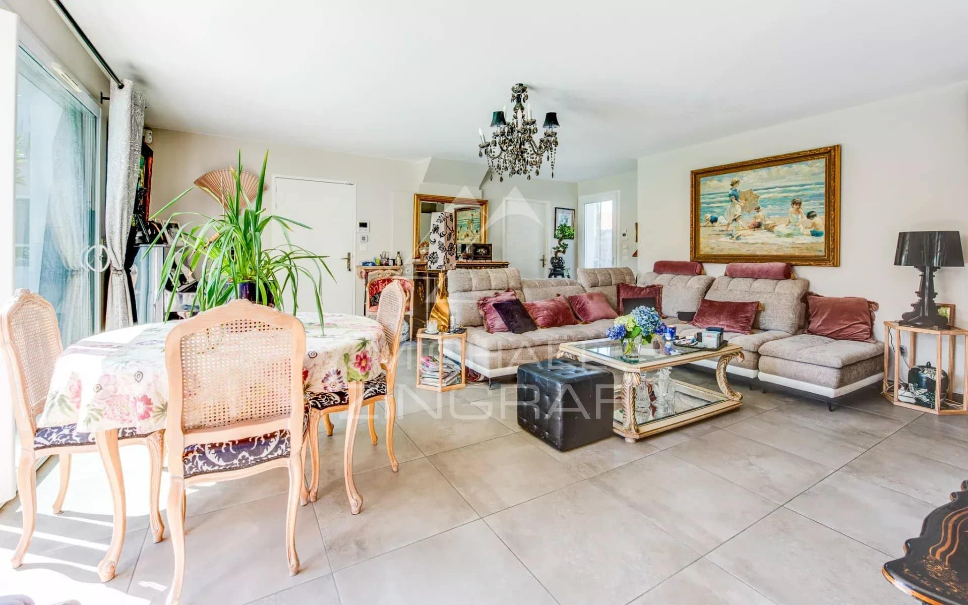 Bright 4-room apartment in Anglet Interior of a bright 4-room apartment with living room, dining room and access to a terrace.
