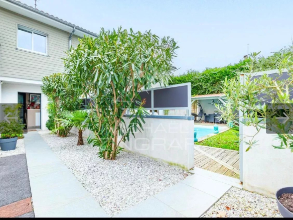 Entrance to a 4-room apartment with garden and private pool in Anglet.