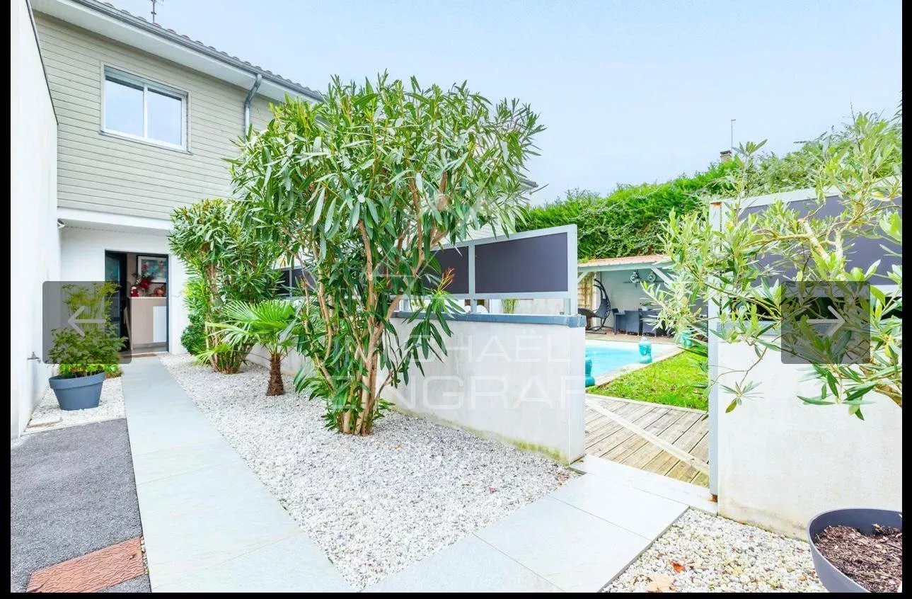 4-bedroom apartment with swimming pool in Anglet Entrance to a 4-room apartment with garden and private pool in Anglet.