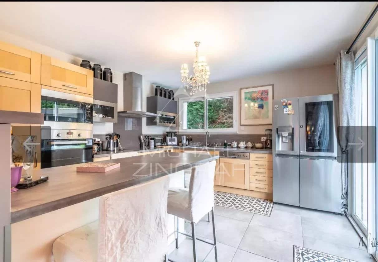 Kitchen of a 4-room apartment in Anglet Modern and bright kitchen in a 4-room apartment with central island and recent appliances.