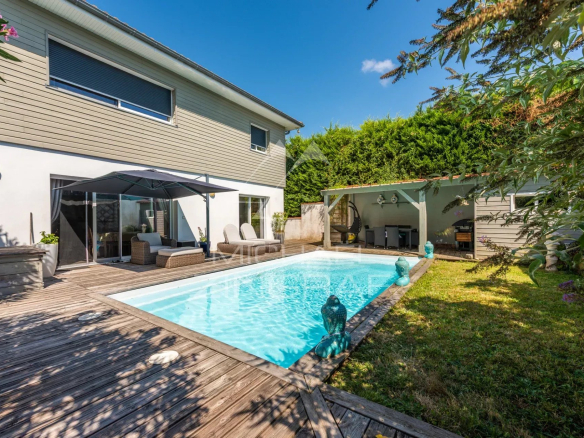 4-room apartment with private pool and garden in Anglet, France.