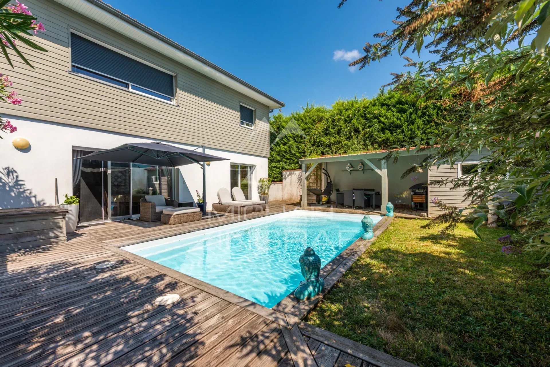 Bright 4-room apartment with swimming pool 4-room apartment with private pool and garden in Anglet, France.