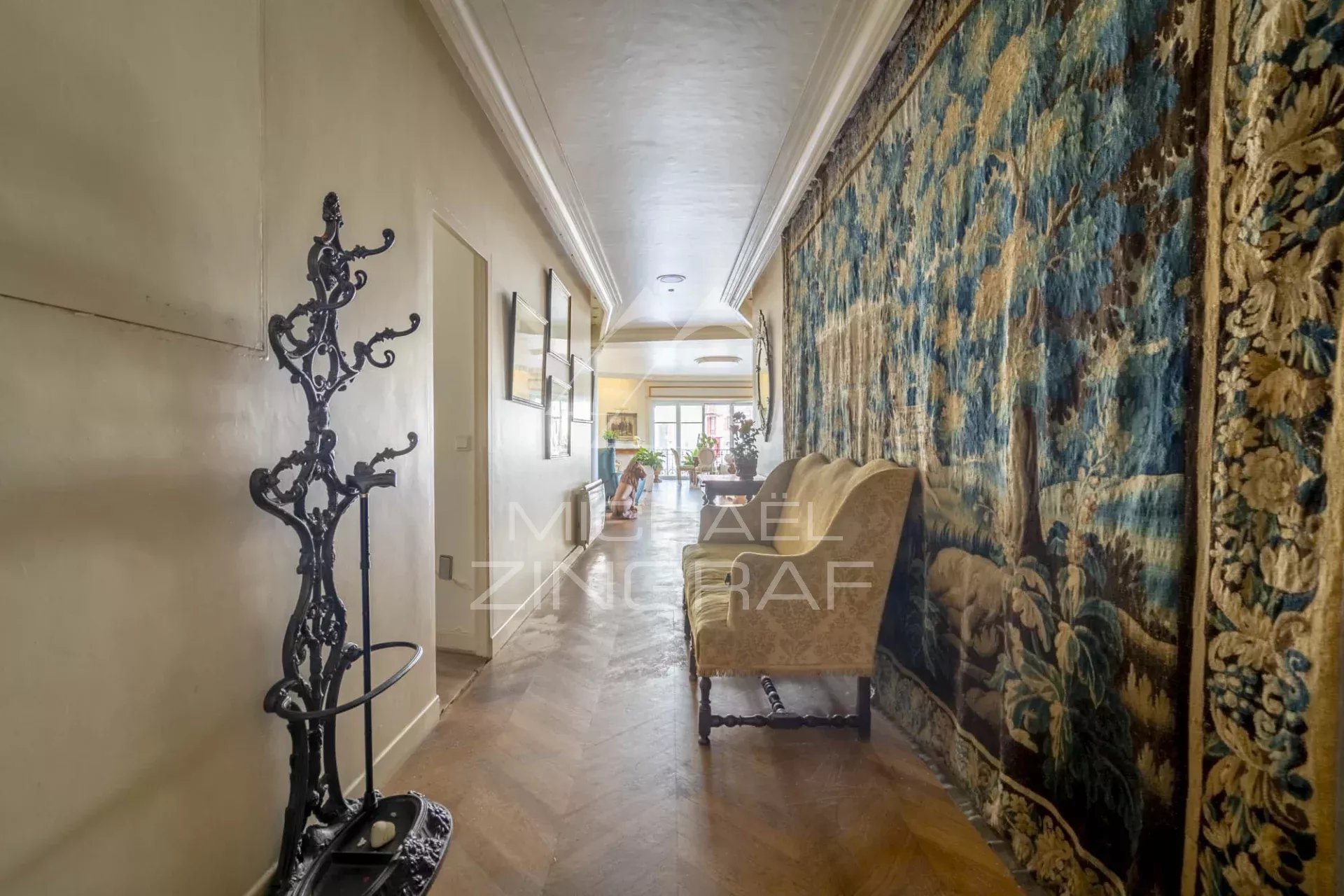 Intérieur d’un appartement à Biarritz Intérieur d'un appartement avec un couloir décoré et un tapis mural, lumineux et spacieux.
