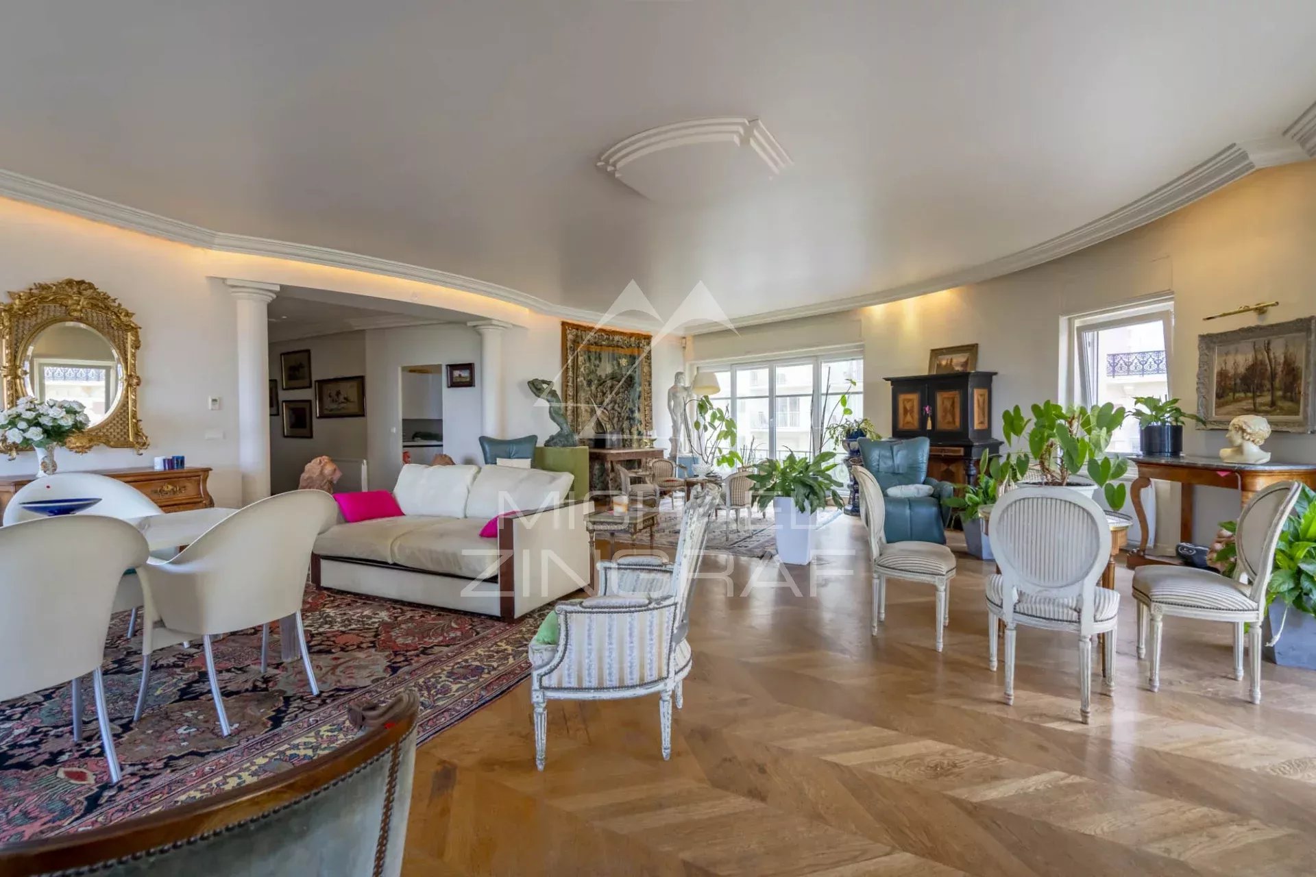 Appartement d’exception à Biarritz Intérieur d'un appartement lumineux avec vue sur l'océan, mobilier élégant et décoration raffinée.