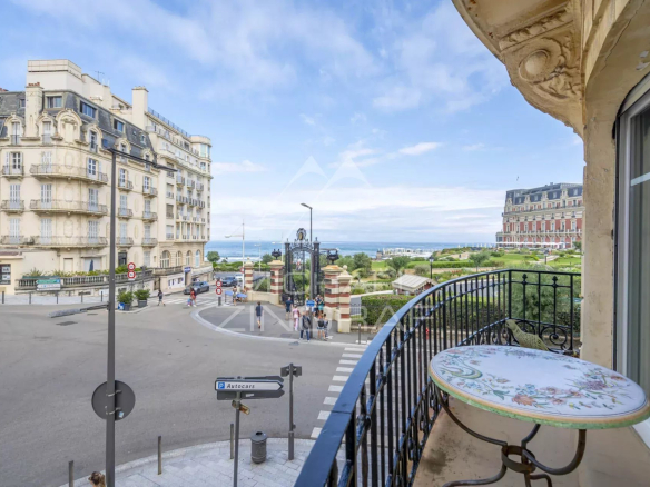Balcon d'un appartement avec vue sur l'océan et l'hôtel du Palais à Biarritz.