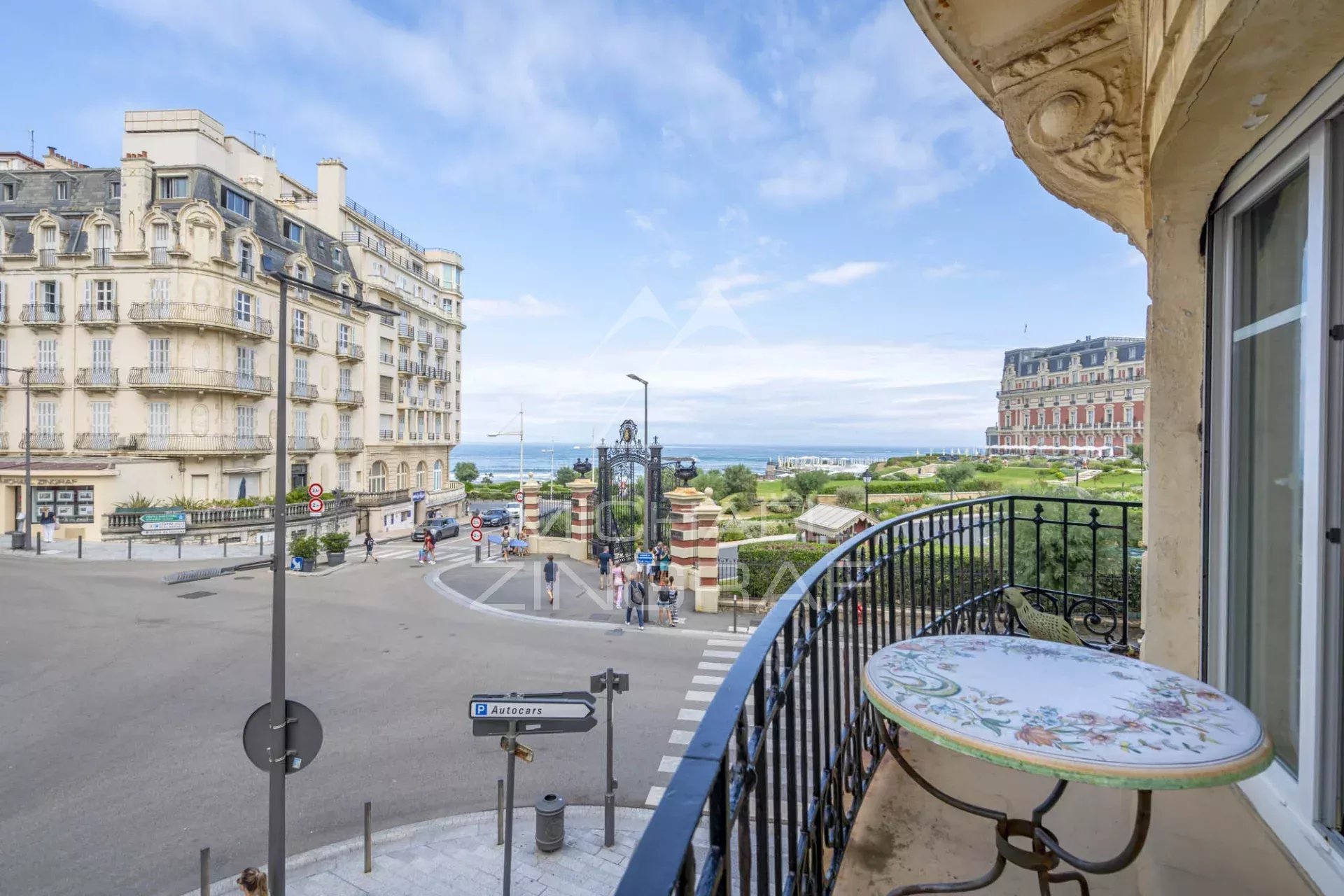 Appartement avec vue sur l’océan à Biarritz Balcon d'un appartement avec vue sur l'océan et l'hôtel du Palais à Biarritz.