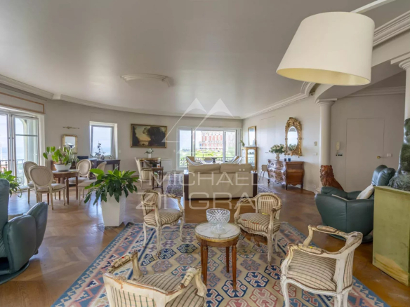Salon lumineux d'un appartement avec vue sur l'océan à Biarritz, mobilier élégant et décoration raffinée.