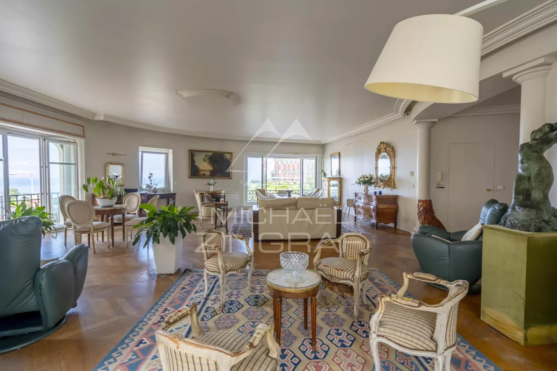 Appartement d’exception à Biarritz Salon lumineux d'un appartement avec vue sur l'océan à Biarritz, mobilier élégant et décoration raffinée.